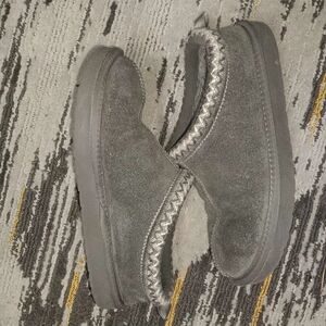 FREE SHIPPING° WOMENS SIZE 8 Cozy Gray Slippers BRANDNEW IN EXCELLENT CONDITION
